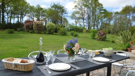 Guest room and guest table in Locoal Mendon